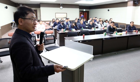 ▲ 전자부품연구원 신찬훈 전북지역본부장이 ‘전북 자동차 전장부품산업과 새만금의 전망’이라는 주제로 강의를 하고 있다. (사진 : 새만금개발청)