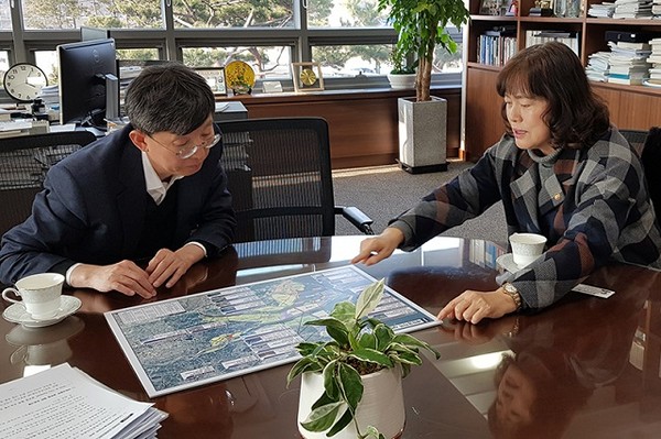 ▲ 김현숙 청장(오른쪽)이 오재학 한국교통연구원장(왼쪽)을 만나 새만금 사업을 소개하고 있다. (사진 : 새만금개발청)
