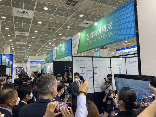 ▲인터배터리 2021 전시회장을 찾은 산업통상자원부 장관과 업계 관계자들. (출처 : 첨단)