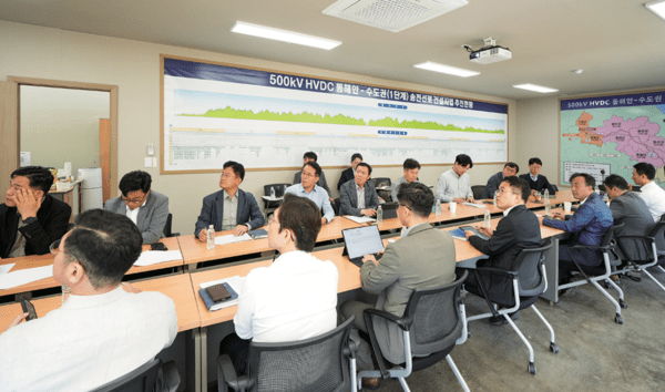 출처 : KEPCO / ‘500kV HVDC 동해안-수도권 송전선로 건설 사업’은 동해안 울진에서 경기도 가평과 하남까지 총길이 280km, 철탑 448개에 이르는 ‘국내 최장, 최대 규모’의 초고압 직류 송전망 (HVDC)을 구축하는 프로젝트다.