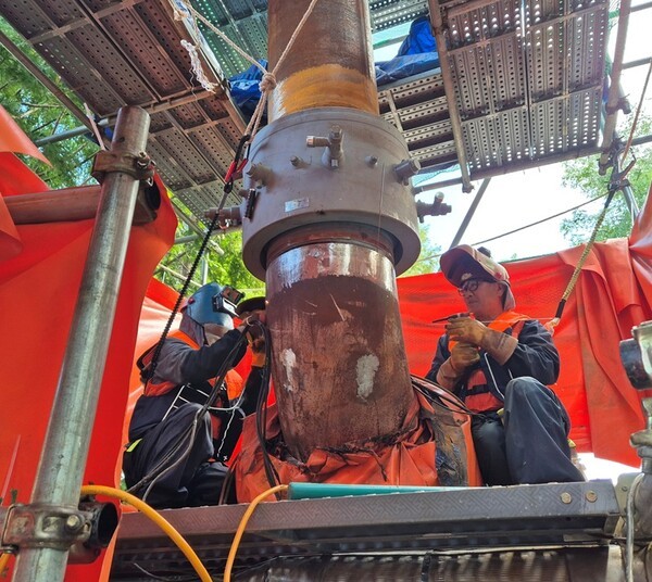 스마트 안전조끼 착용 작업현장 (출처: 산단공)