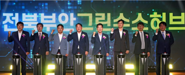 출처 : 전북특별자치도청 / 24일 전북 부안 신재생에너지 단지에서 열린 수전해 기반 수소 생산기지 준공식에서 주요 관계자들이 기념 촬영을 하고 있다. 왼쪽부터 현대건설 김재영 기술 연구원장, 한국수력원자력 김형일 에너지믹스 사업 본부장