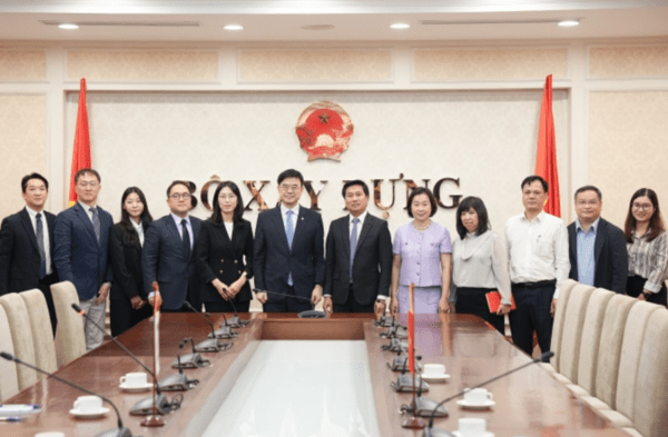 출처 : 국토부 / 베트남 수주지원단 파견-이상경 국토1차관은 흥옌성 클린산단을 방문 현장을  점검하는등 한-베 정상회담에서 합의된 ‘신도시 개발 및 고속철도 협력 강화’의 후속조치로, 양국 간 도시개발 및 인프라 협력을 구체화했다.