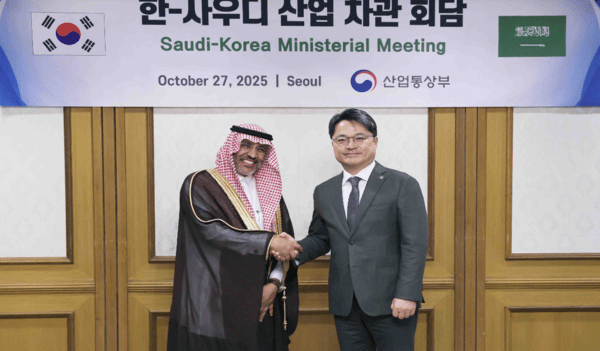 문신학 산업통상부 차관은 2025. 10. 27.(월) 09:30 서울 종로구 정부서울청사에서 압둘라 빈 알리 알아흐마리(Abdullah bin Ali Al-Ahmari) 사우디아라비아 산업 광물자원부 차관과 면담을 갖고, 한-사우디 양국 간 산업 협력 방안과 현지 우리 기업 추진 사업 관련해서 사우디 측 지원 방안 등을 논의했다.