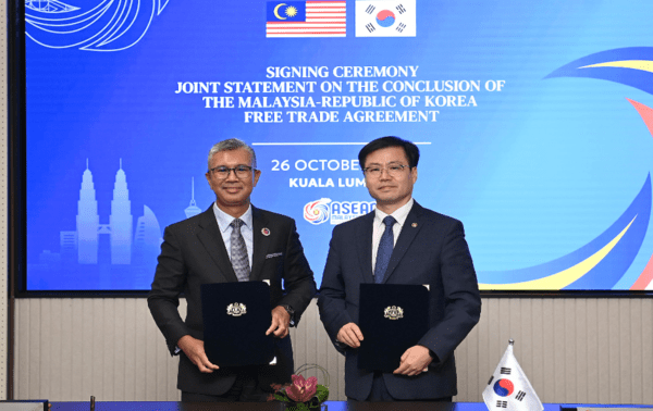 출처 : 산업부 / 한-말레이시아 FTA 타결 공동선언문 서명식-여한구 산업통상부 통상교섭본부장은 2025. 10. 26.(일, 현지시간) 18:30 말레이시아 투자통상산업부 장관을 비롯한 양국 정부대표단이 참석한 가운데 「한-말레이시아 FTA 타결 공동선언문 서명식」을 가졌다.